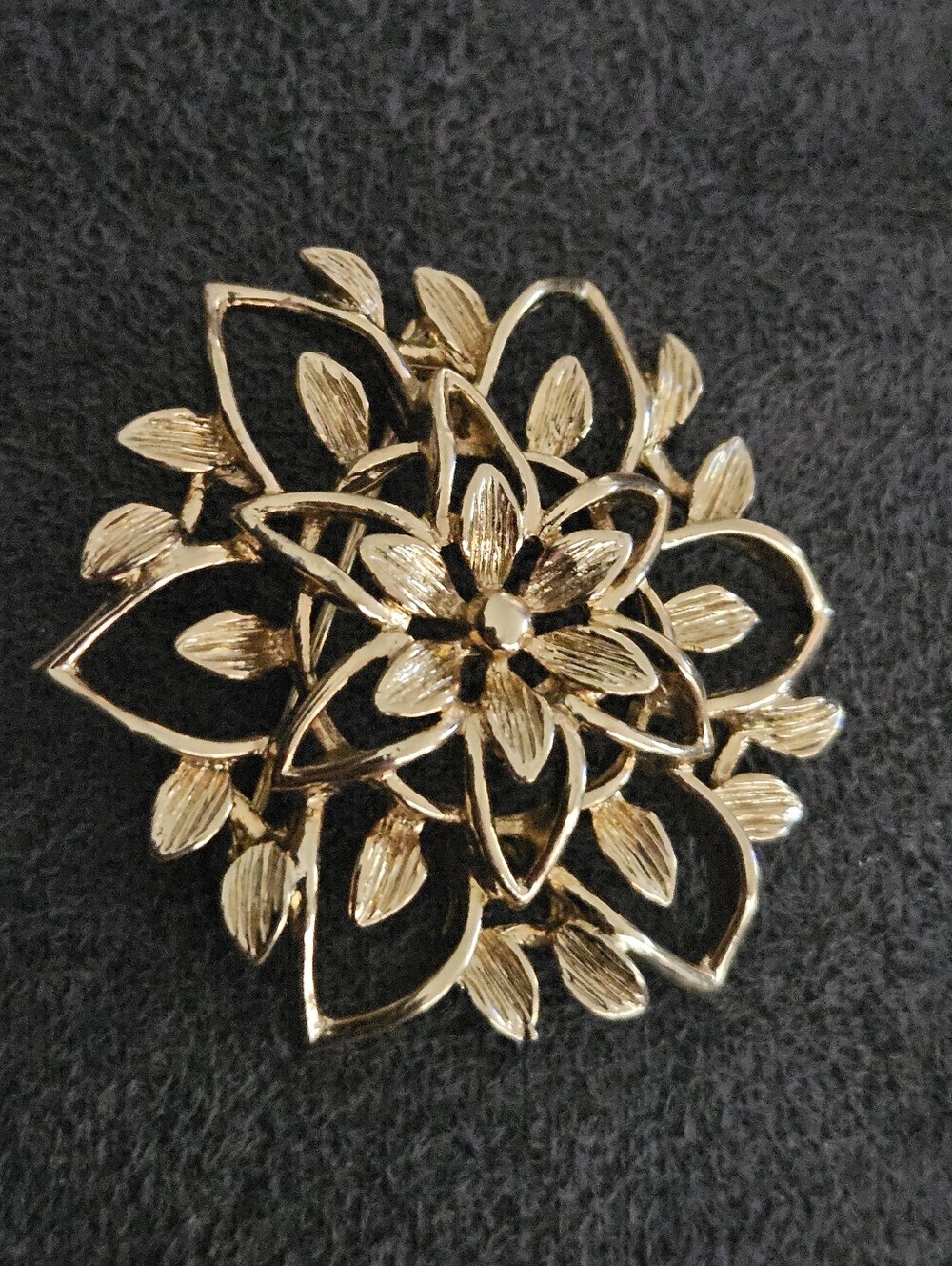 VTG 1962 Sarah Coventry Peta Lure Gold Tone Layered Floral Filigree Brooch Pin